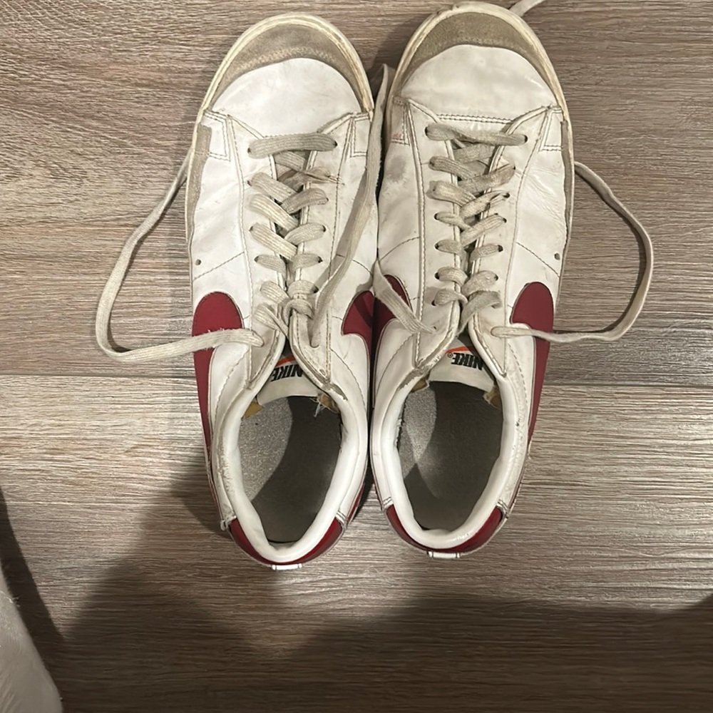 Nike blazers Low maroon color size 11.5